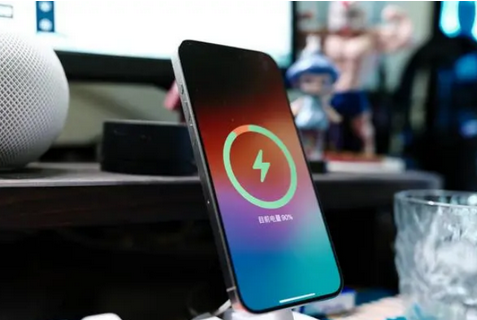 鼓楼苹果15换屏服务分享用什么充电器给iPhone15充电更好 